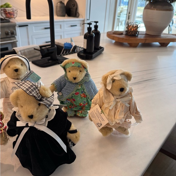 Muffy VanderBear and Hoppy VanderHare stuffed animals - Picture 5 of 9